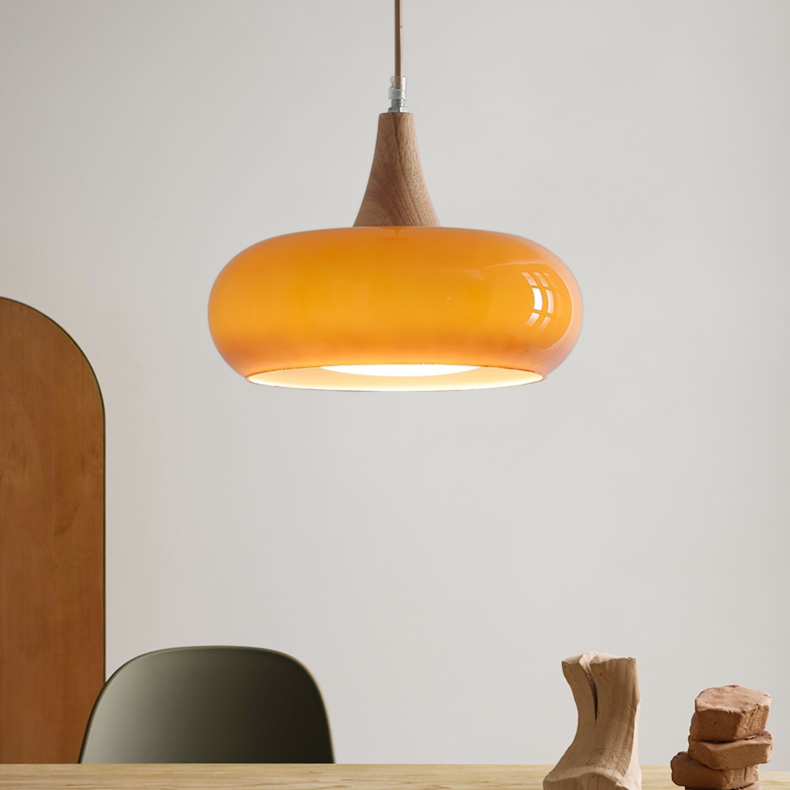 Lampe suspendue avec poutre en bois et abat-jours en verre