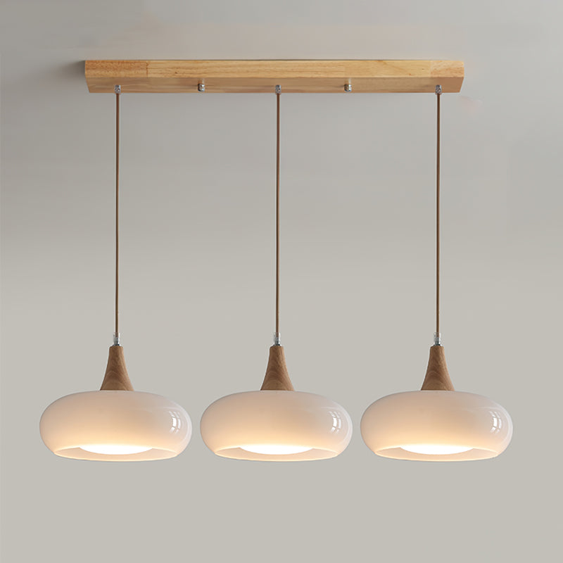 Lampe suspendue avec poutre en bois et abat-jours en verre