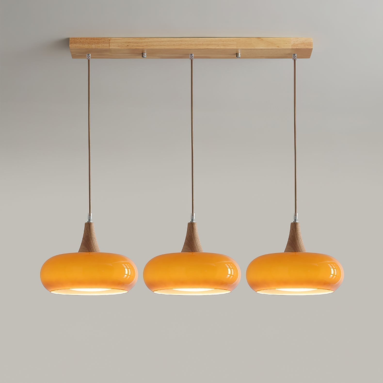 Lampe suspendue avec poutre en bois et abat-jours en verre