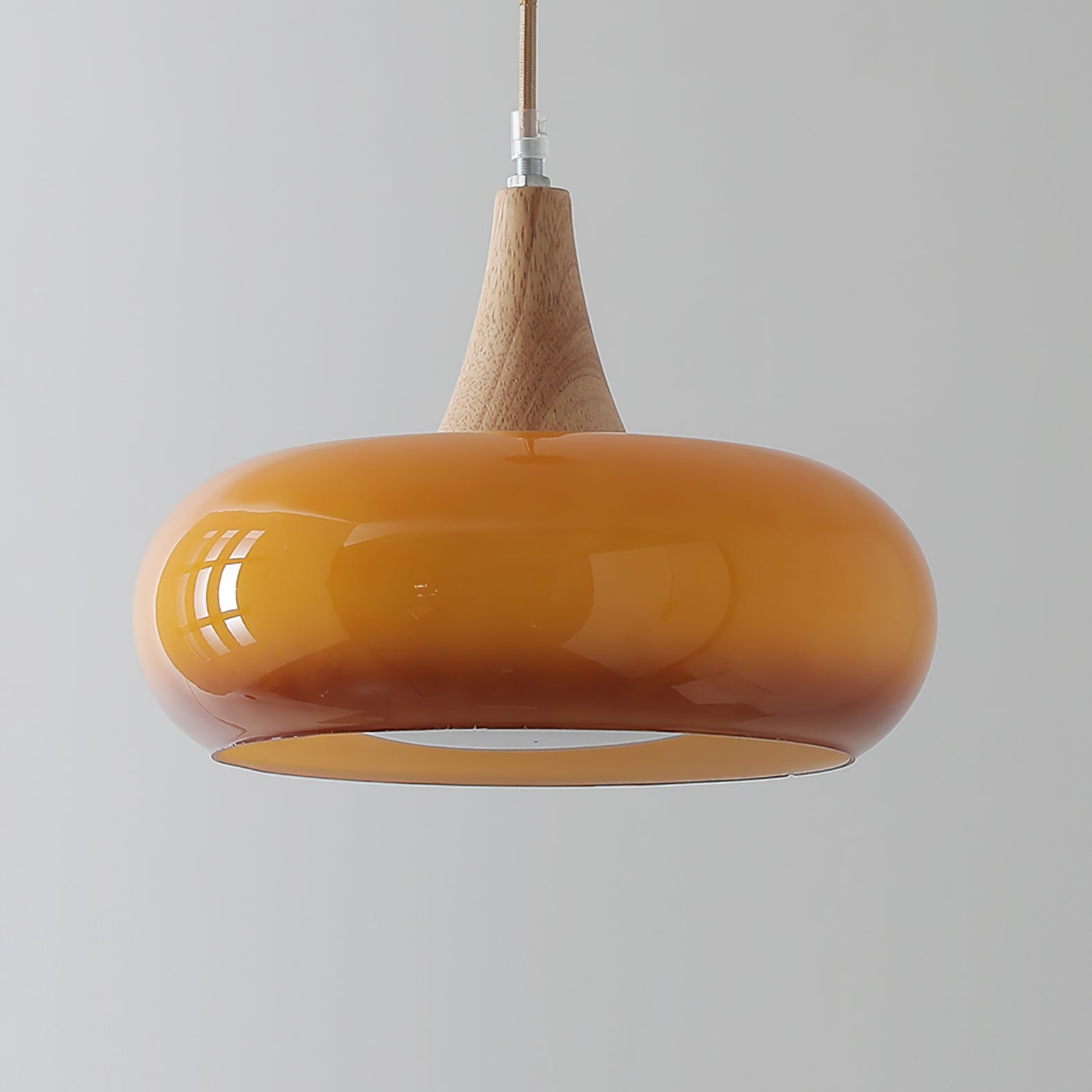 Lampe suspendue avec poutre en bois et abat-jours en verre