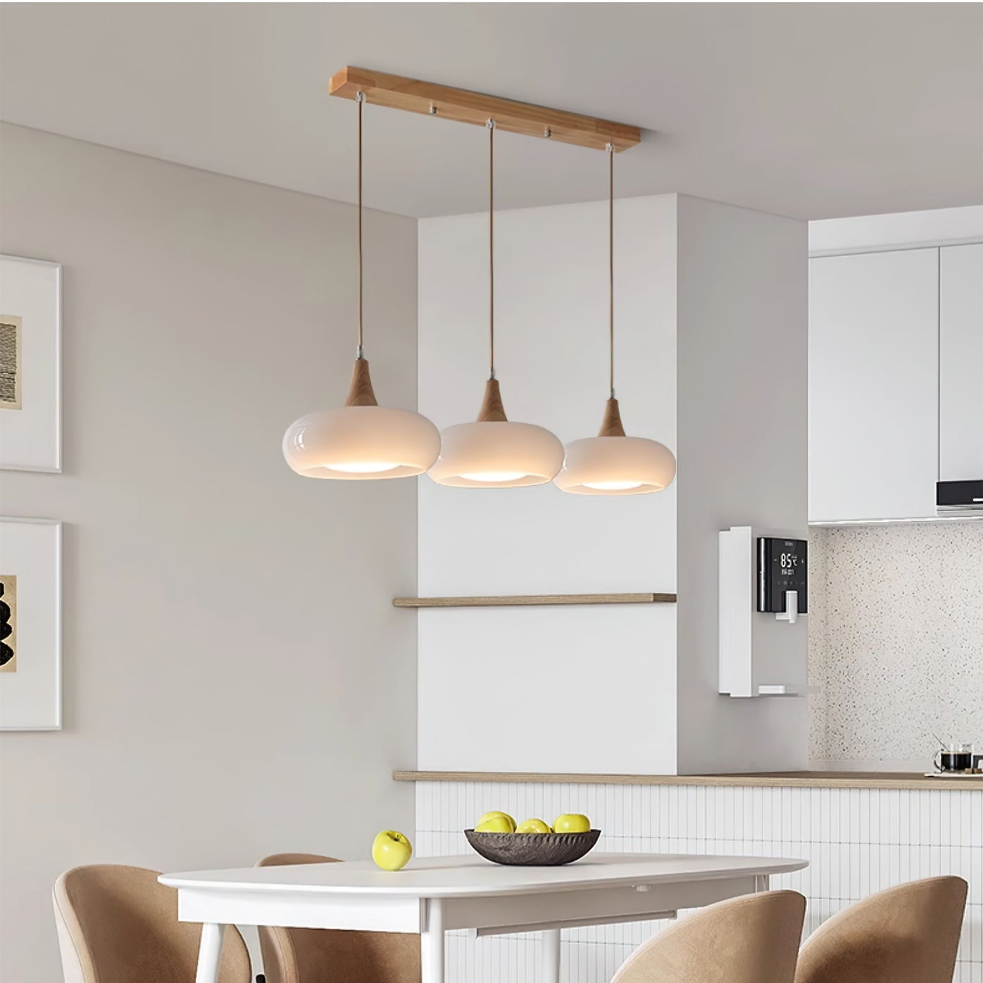 Lampe suspendue avec poutre en bois et abat-jours en verre