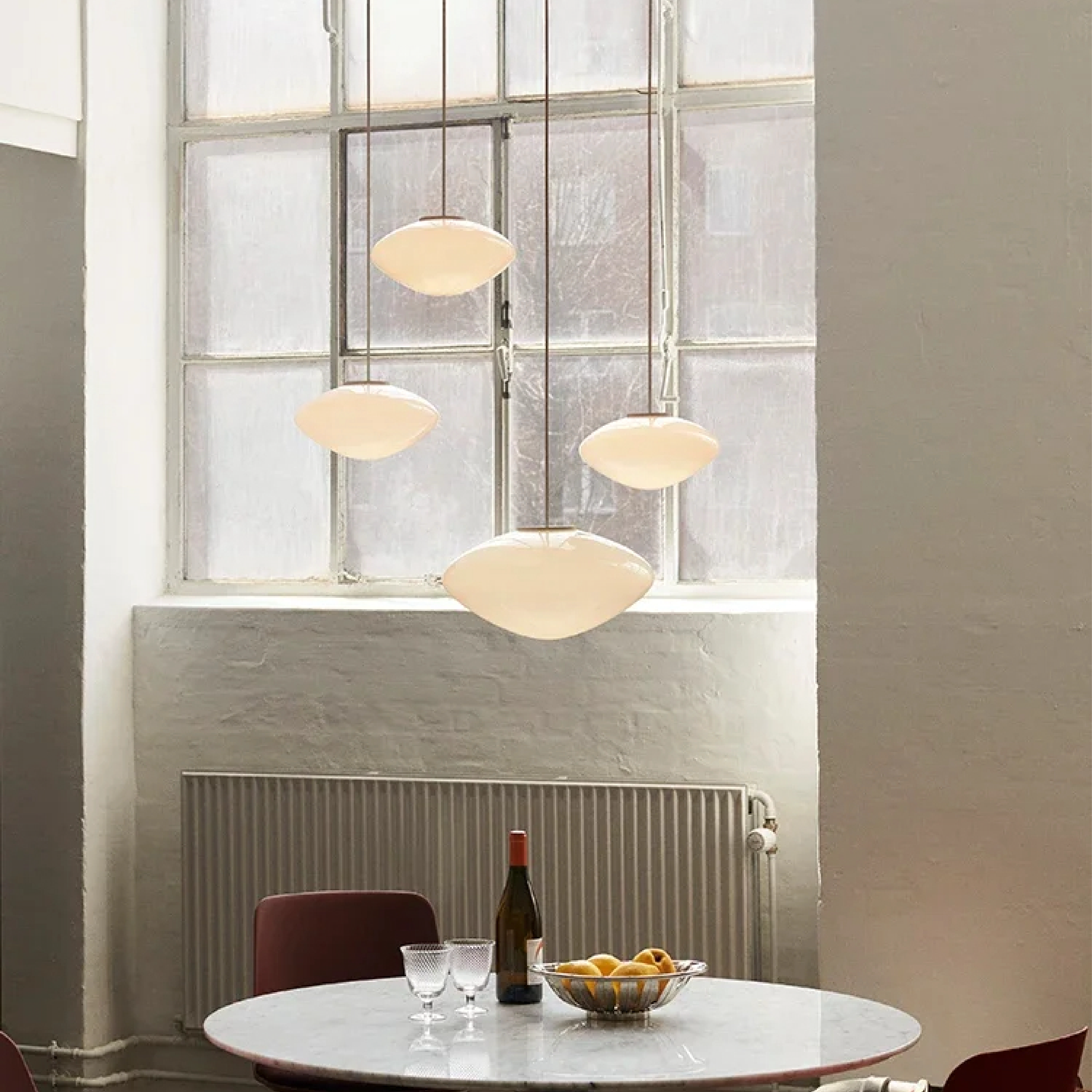 Lampe suspendue danoise minimaliste en verre opale