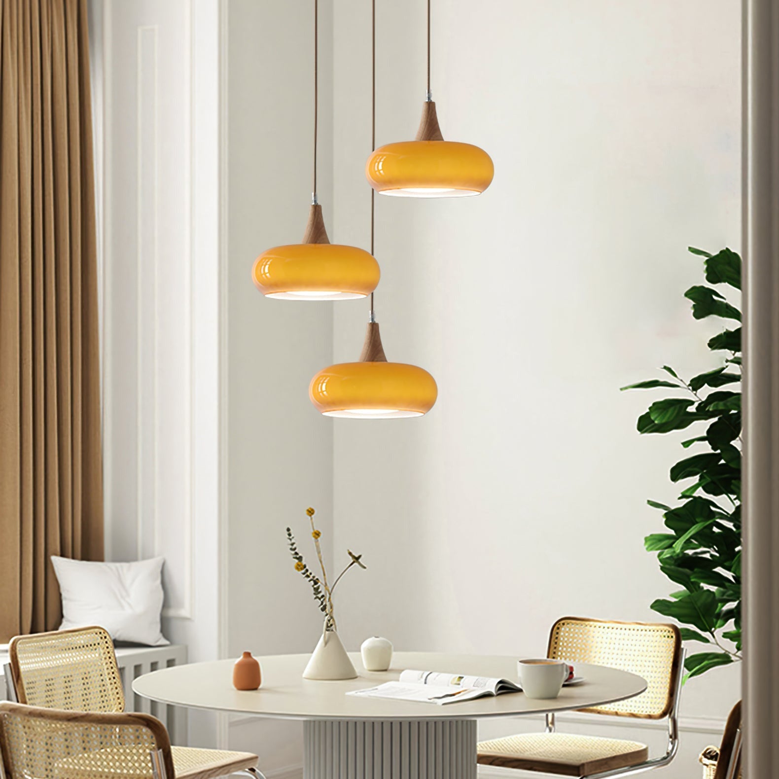 Lampe suspendue avec poutre en bois et abat-jours en verre