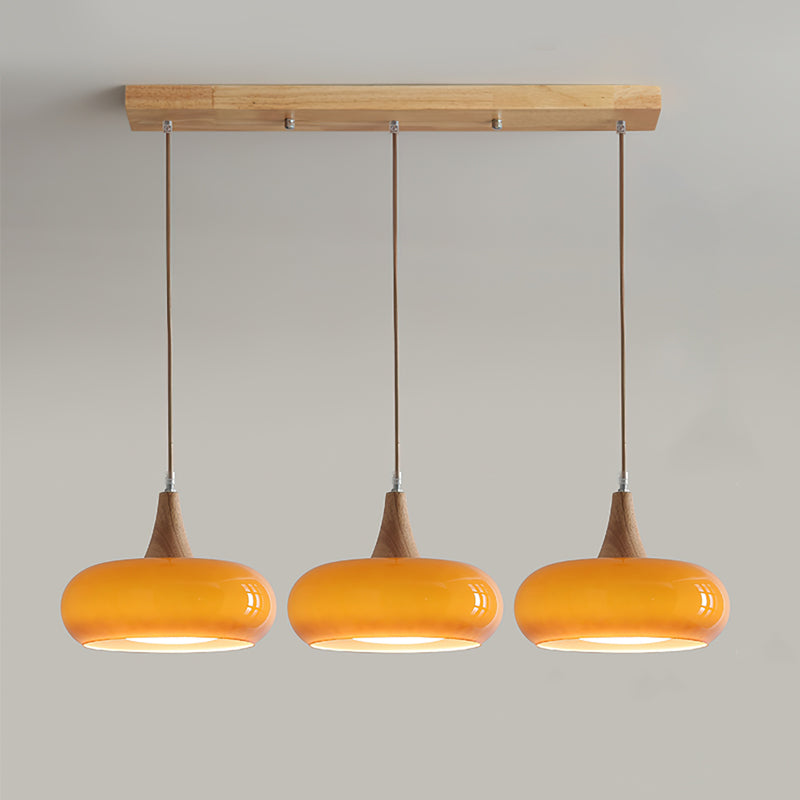 Lampe suspendue avec poutre en bois et abat-jours en verre