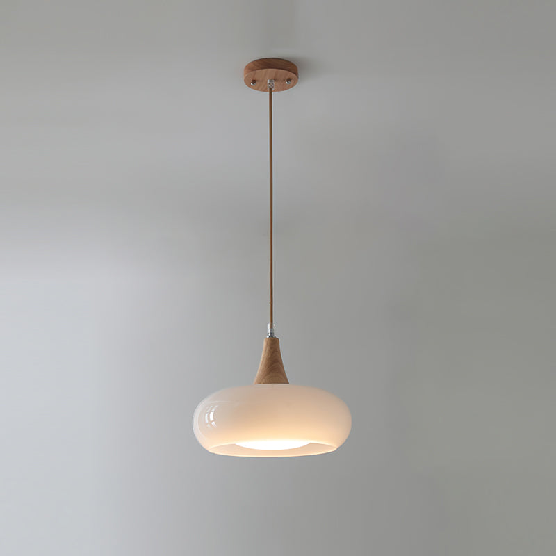 Lampe suspendue avec poutre en bois et abat-jours en verre