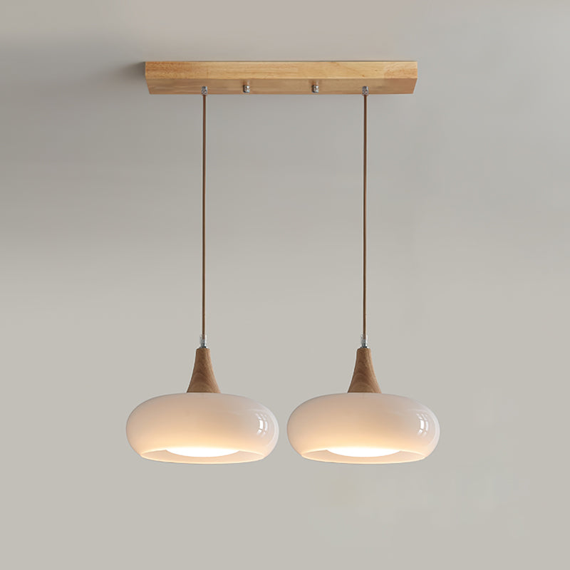 Lampe suspendue avec poutre en bois et abat-jours en verre