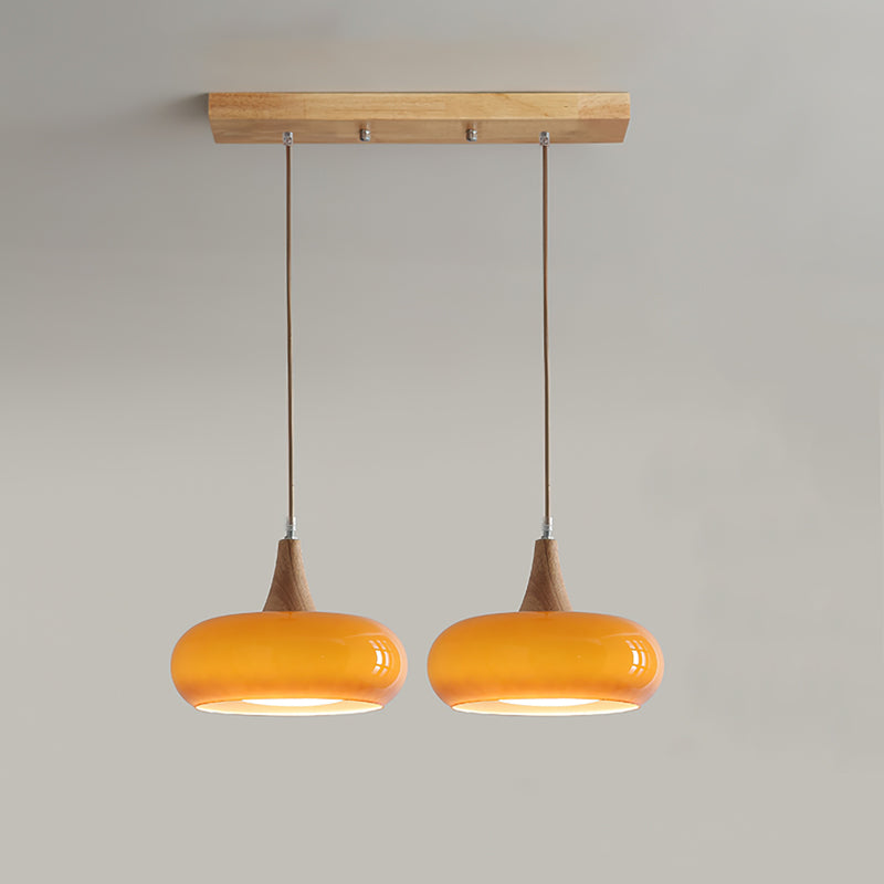 Lampe suspendue avec poutre en bois et abat-jours en verre