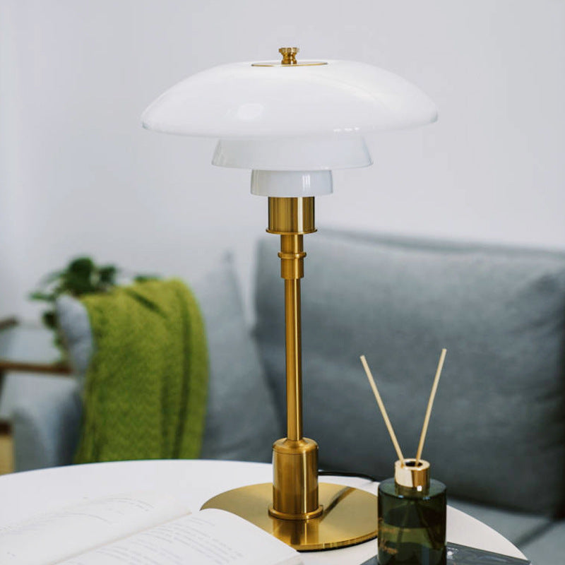 Lampe de table design danoise fine et minimaliste