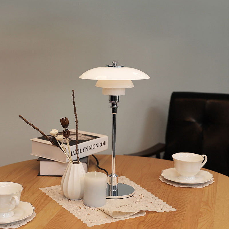 Lampe de table design danoise fine et minimaliste