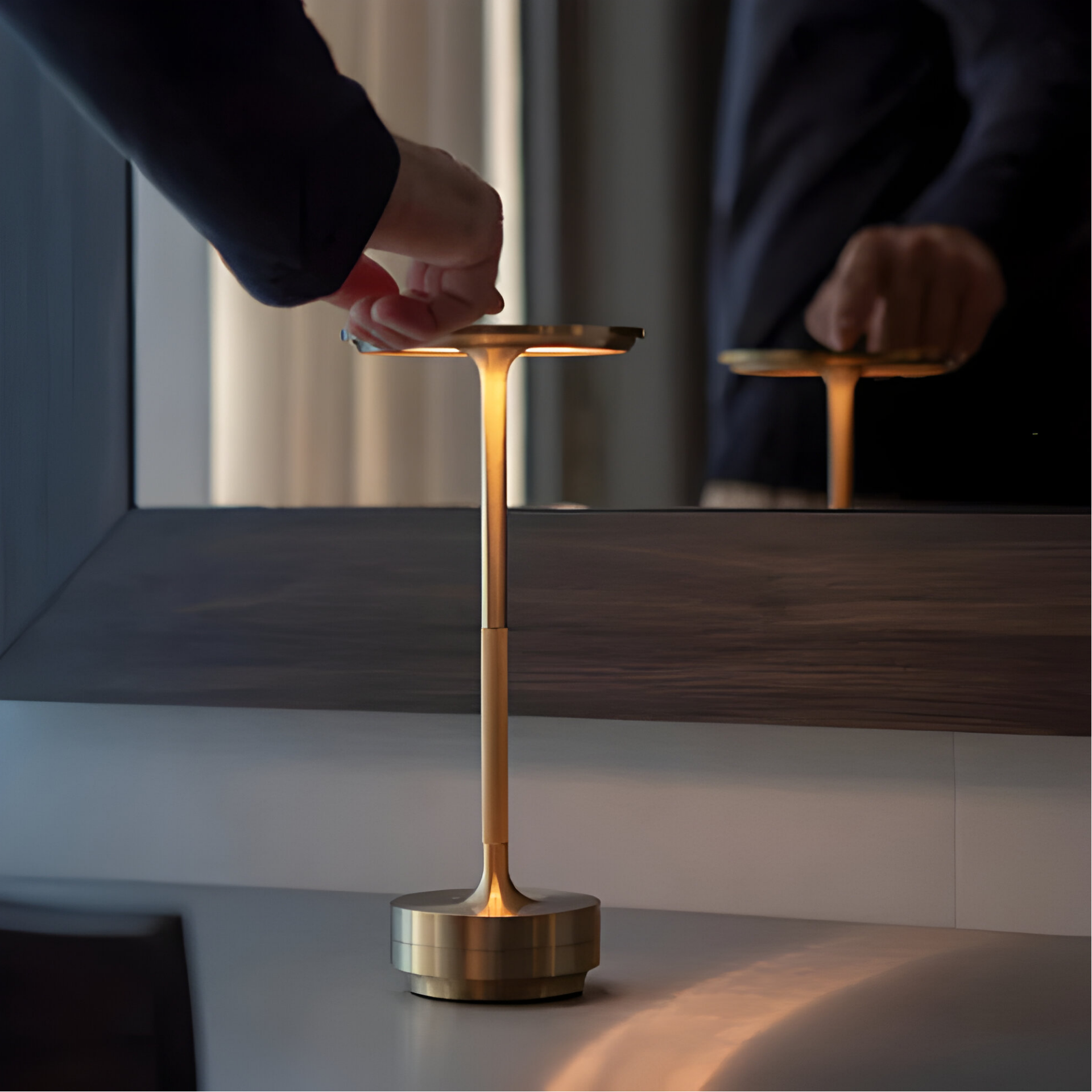 Lampe de table en métal avec abat-jour rond et base cylindrique