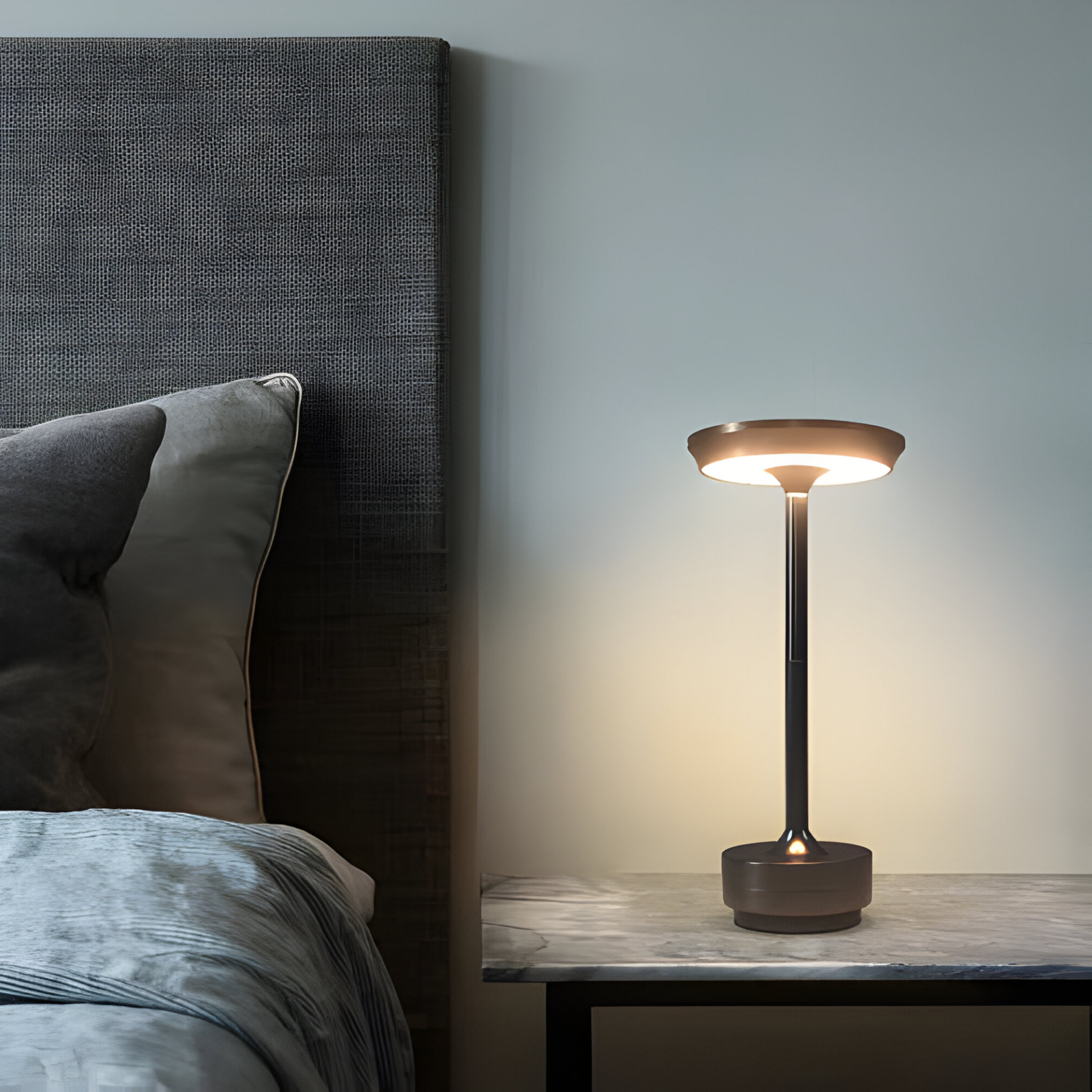 Lampe de table en métal avec abat-jour rond et base cylindrique