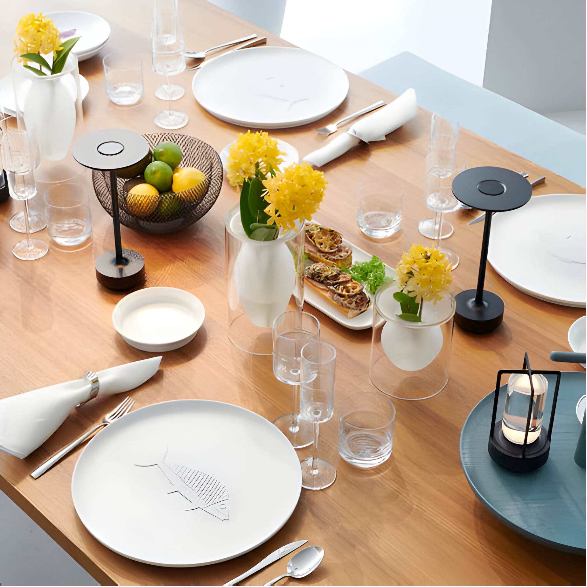 Lampe de table en métal avec abat-jour rond et base cylindrique