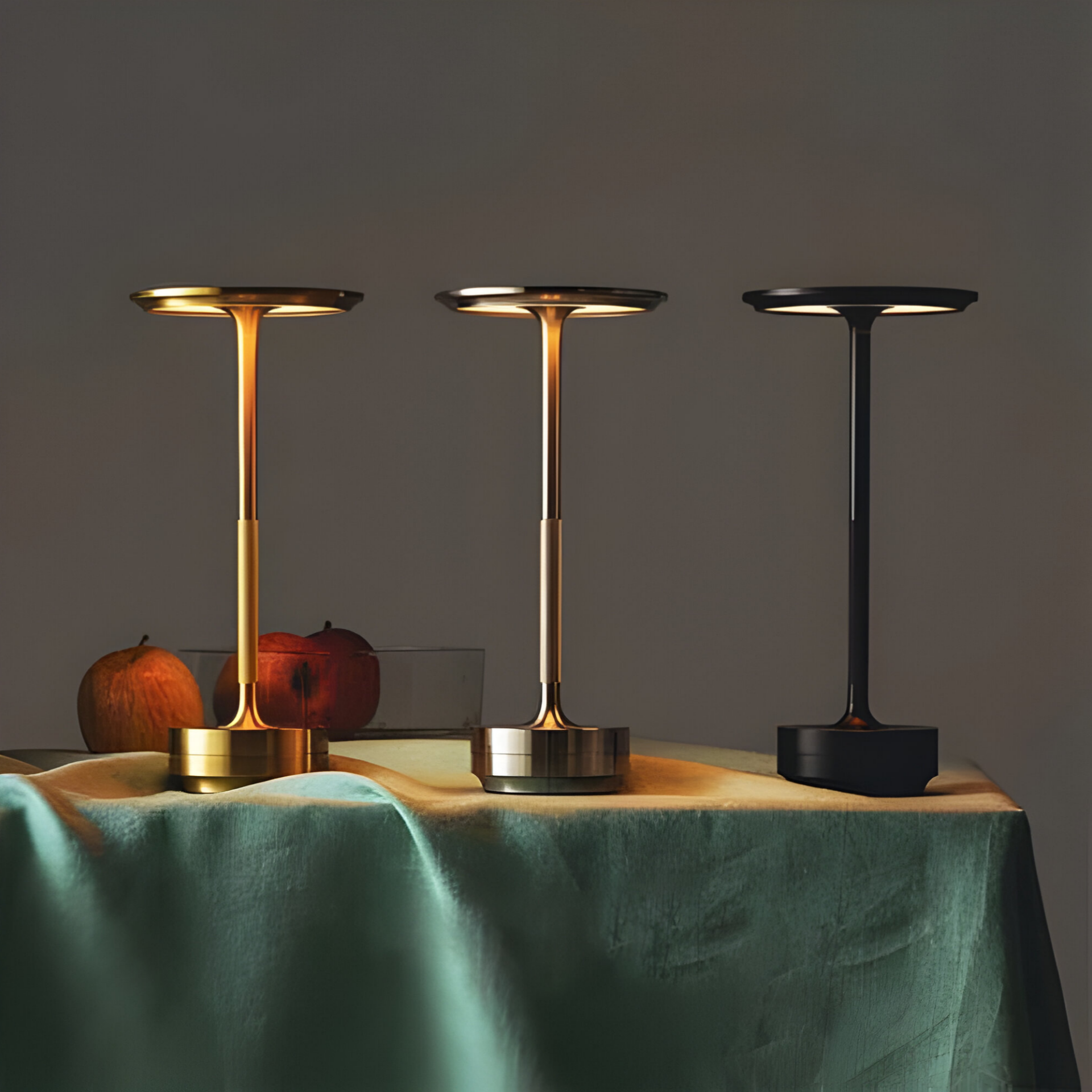 Lampe de table en métal avec abat-jour rond et base cylindrique