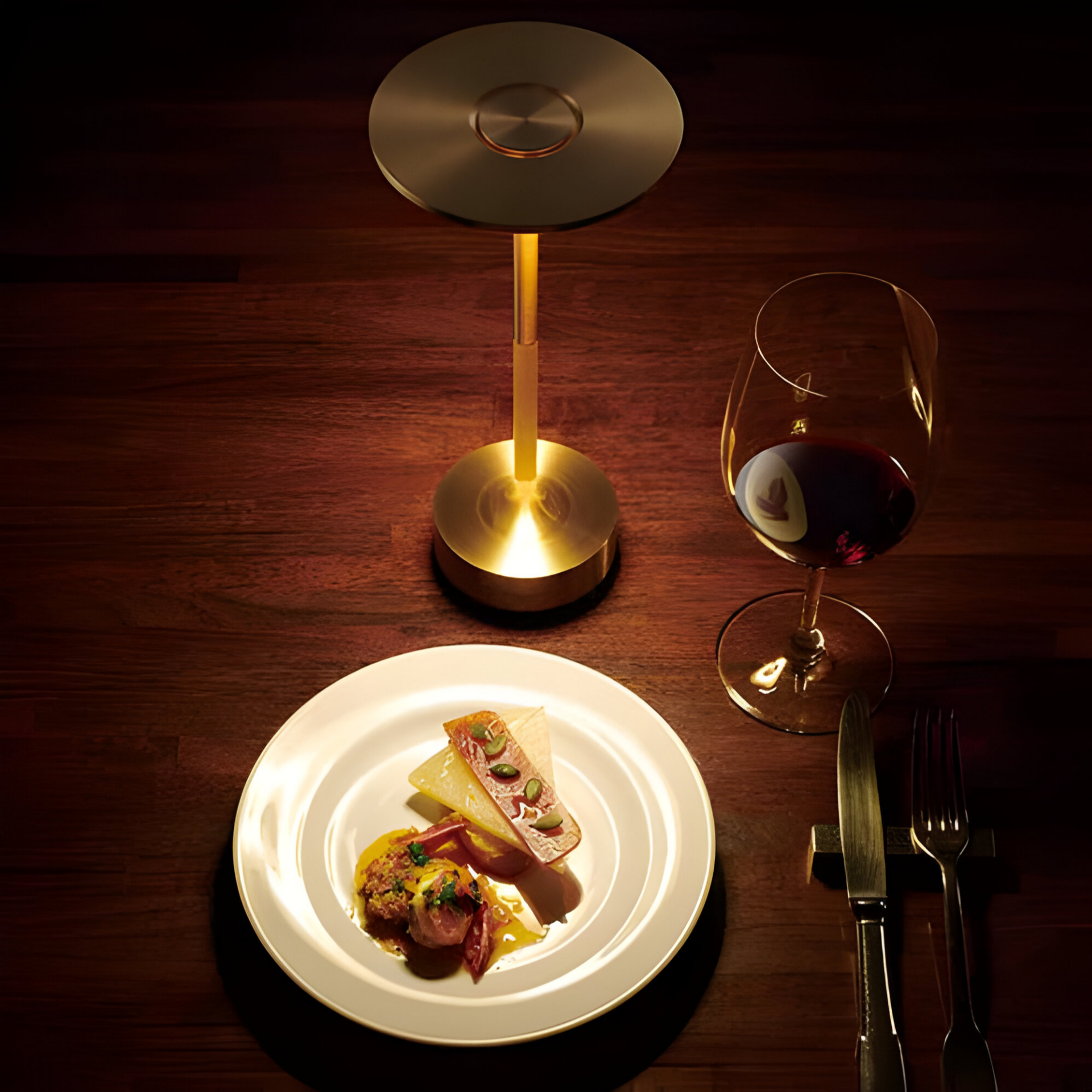 Lampe de table en métal avec abat-jour rond et base cylindrique