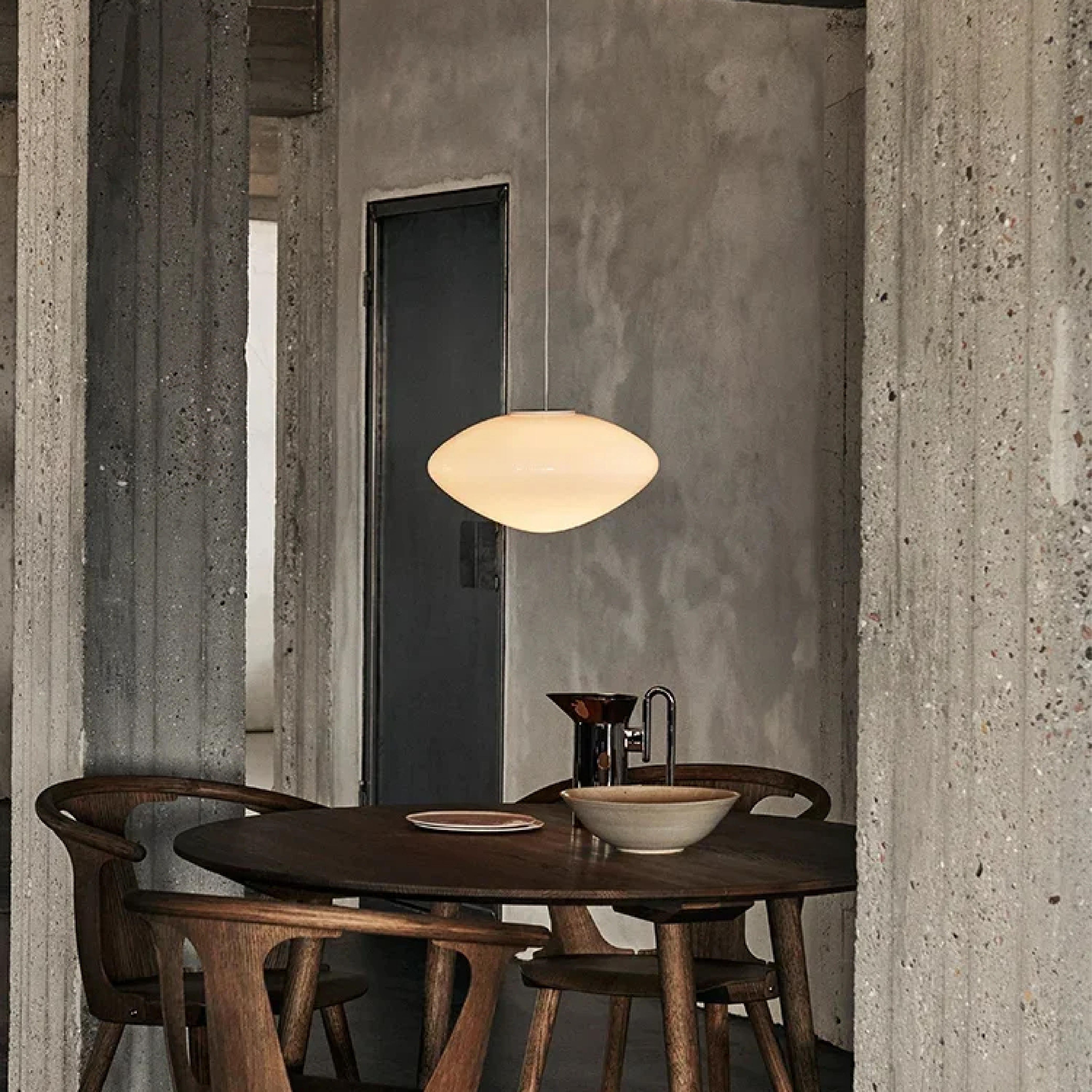 Lampe suspendue danoise minimaliste en verre opale