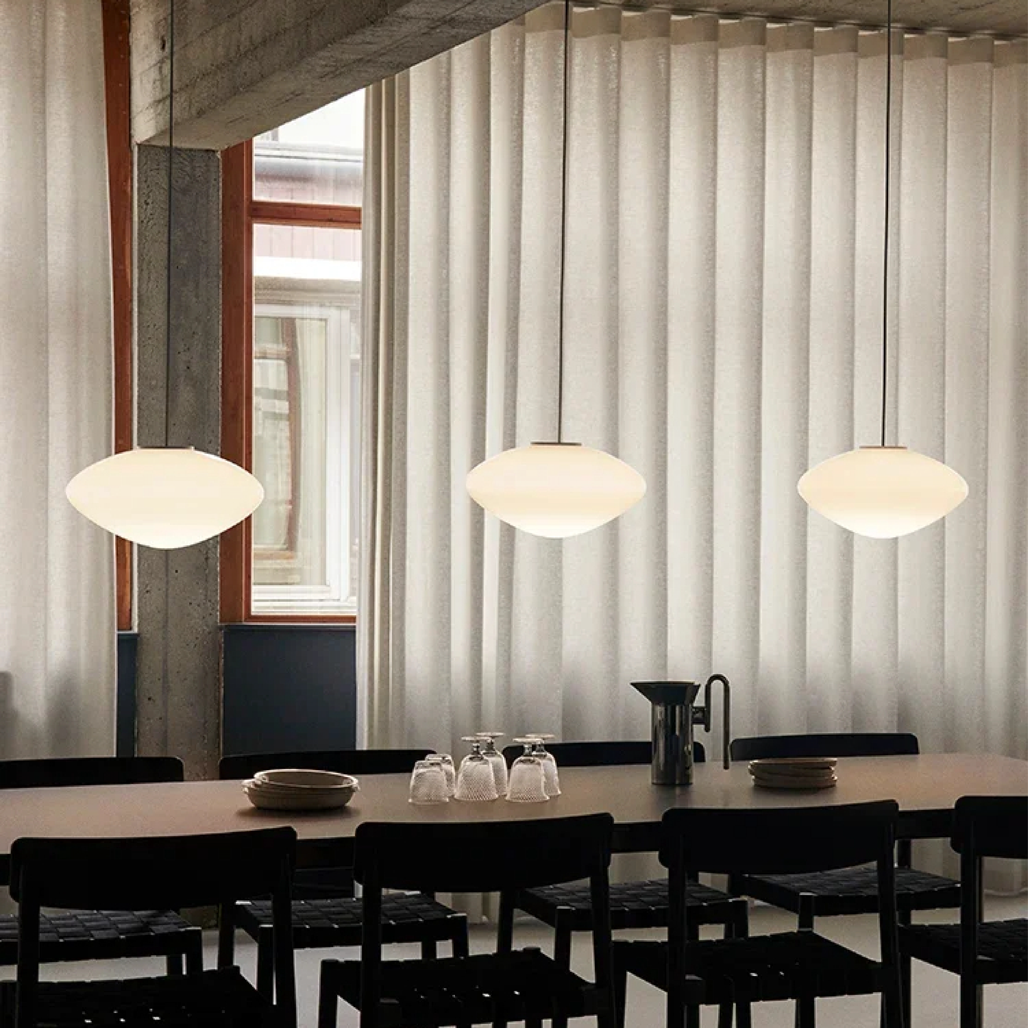 Lampe suspendue danoise minimaliste en verre opale