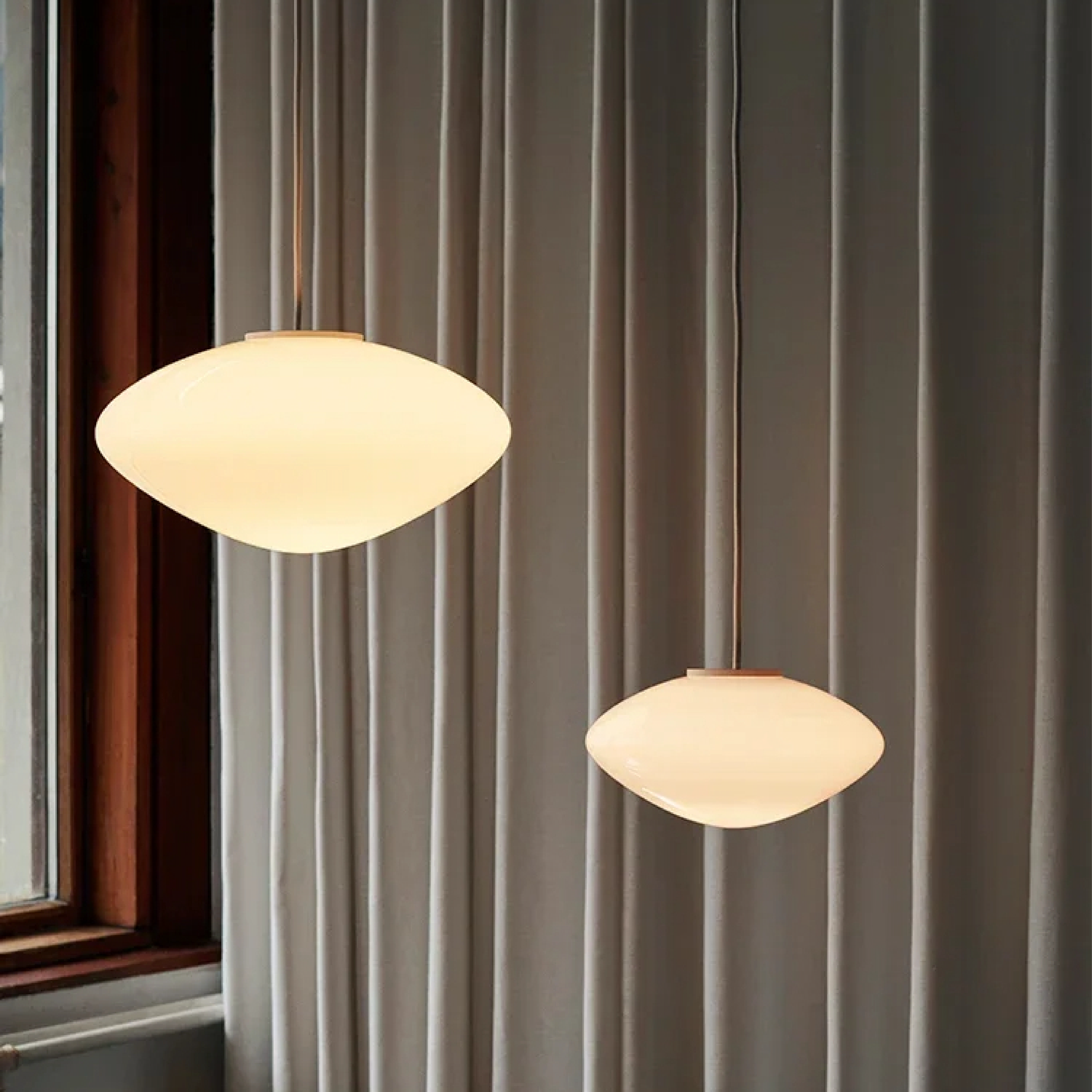 Lampe suspendue danoise minimaliste en verre opale